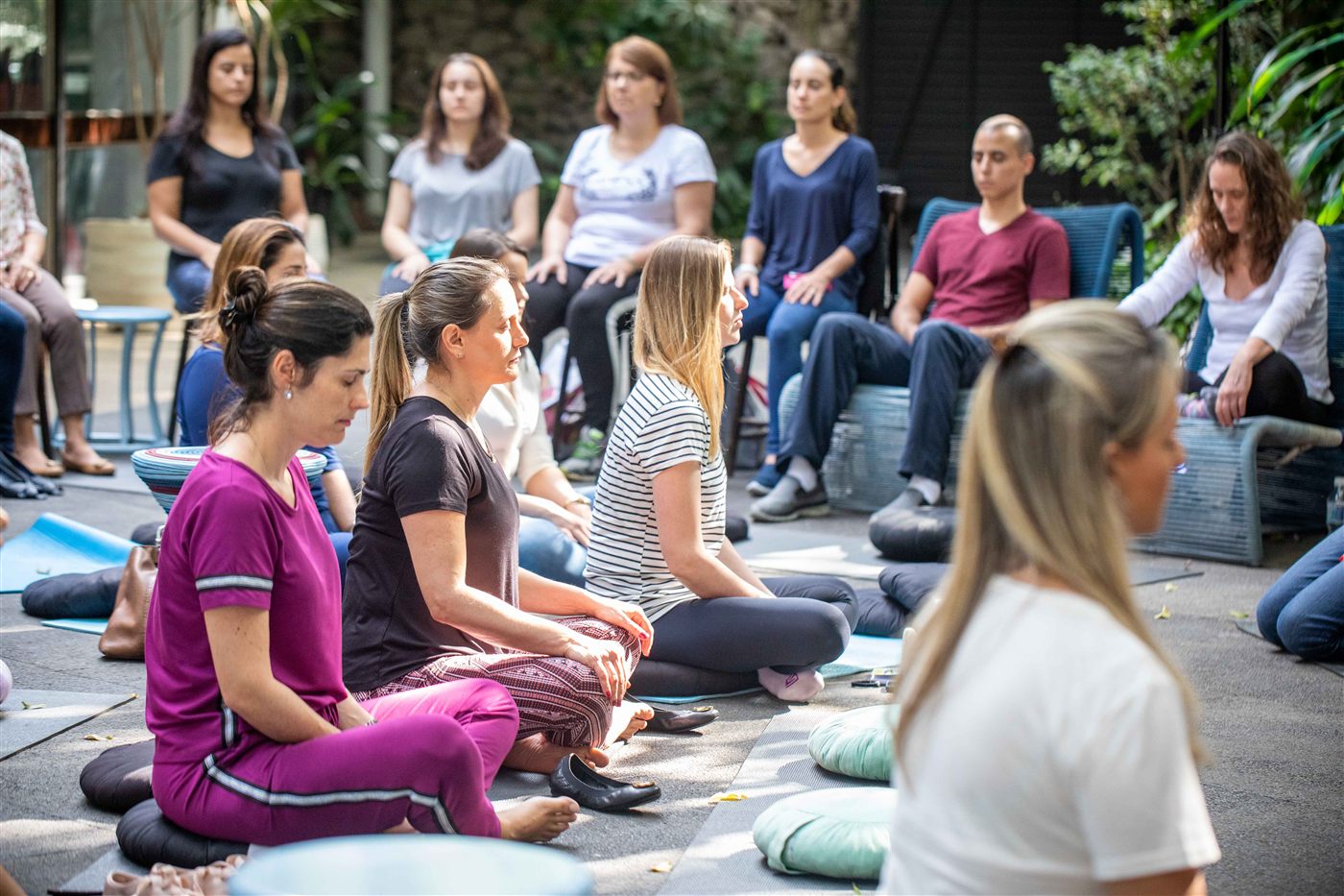Grupo reunido em círculo de meditação ao ar livre