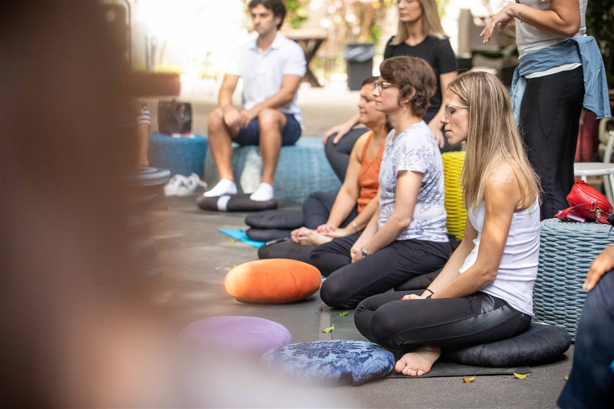 Participantes em prática de meditação sentada